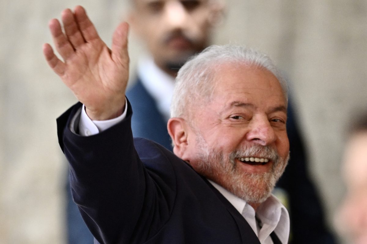 Lula acena para apoiadores na chegada à sede do governo de transição em Brasília. O desafio de equilibrar o econômico e o social. Foto Evaristo Sa/AFP