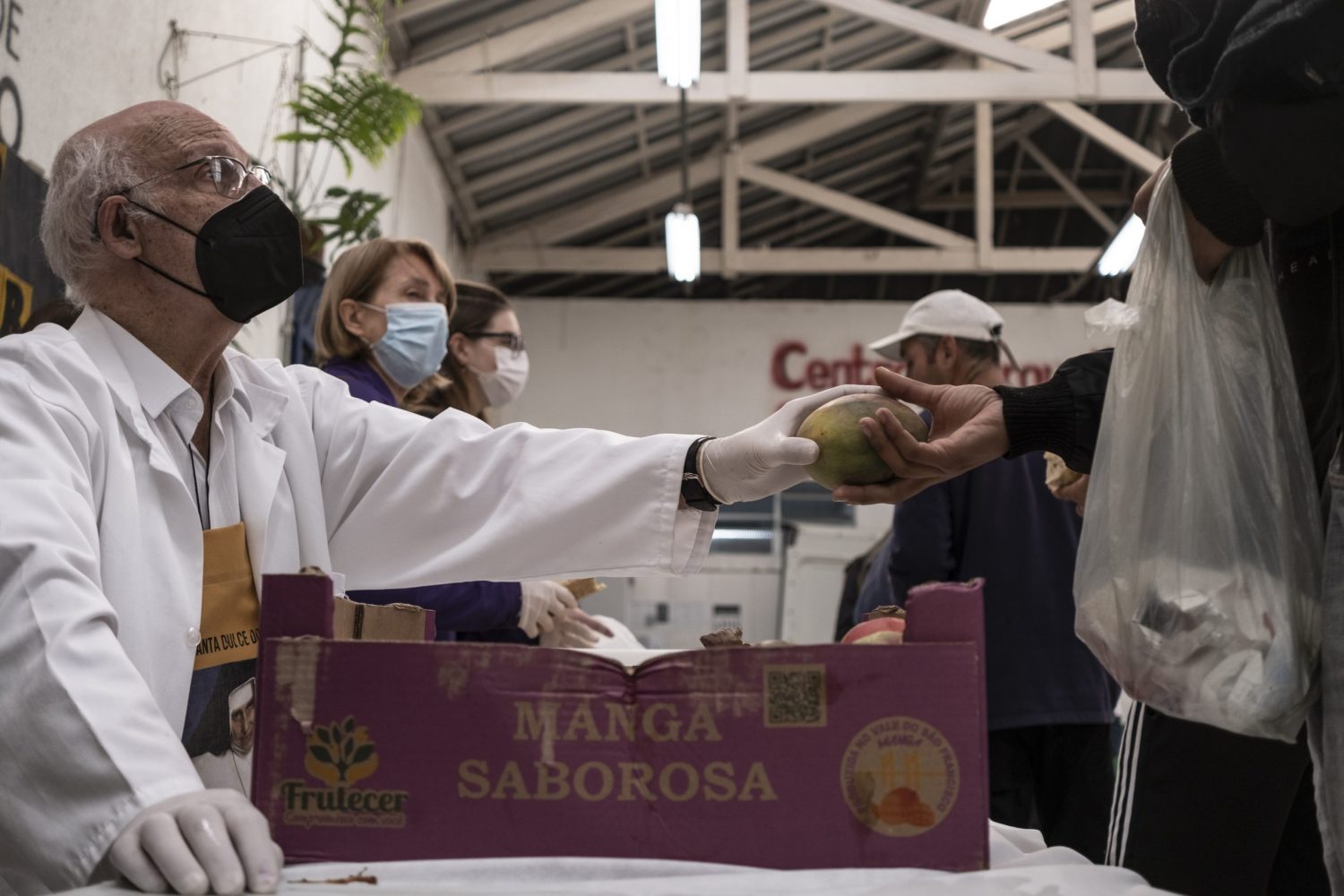 Foto Dan Agostini/Diálogo Chino Padre Júlio Lancellotti distribui café da manhã para pessoas desabrigadas e vulneráveis no Centro Comunitário São Martinho de Lima, na zona leste de São Paulo. Foto Dan Agostini/Diálogo Chino
