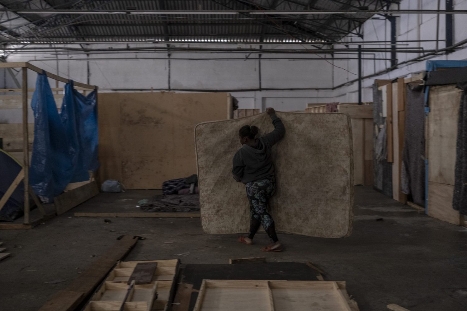 Foto Dan Agostini/Diálogo Chino Mariana coloca seu colchão no espaço reservado para sua família em um acampamento em São Paulo. Ela economiza para pagar a estrutura de compensado. Foto Dan Agostini/Diálogo Chino