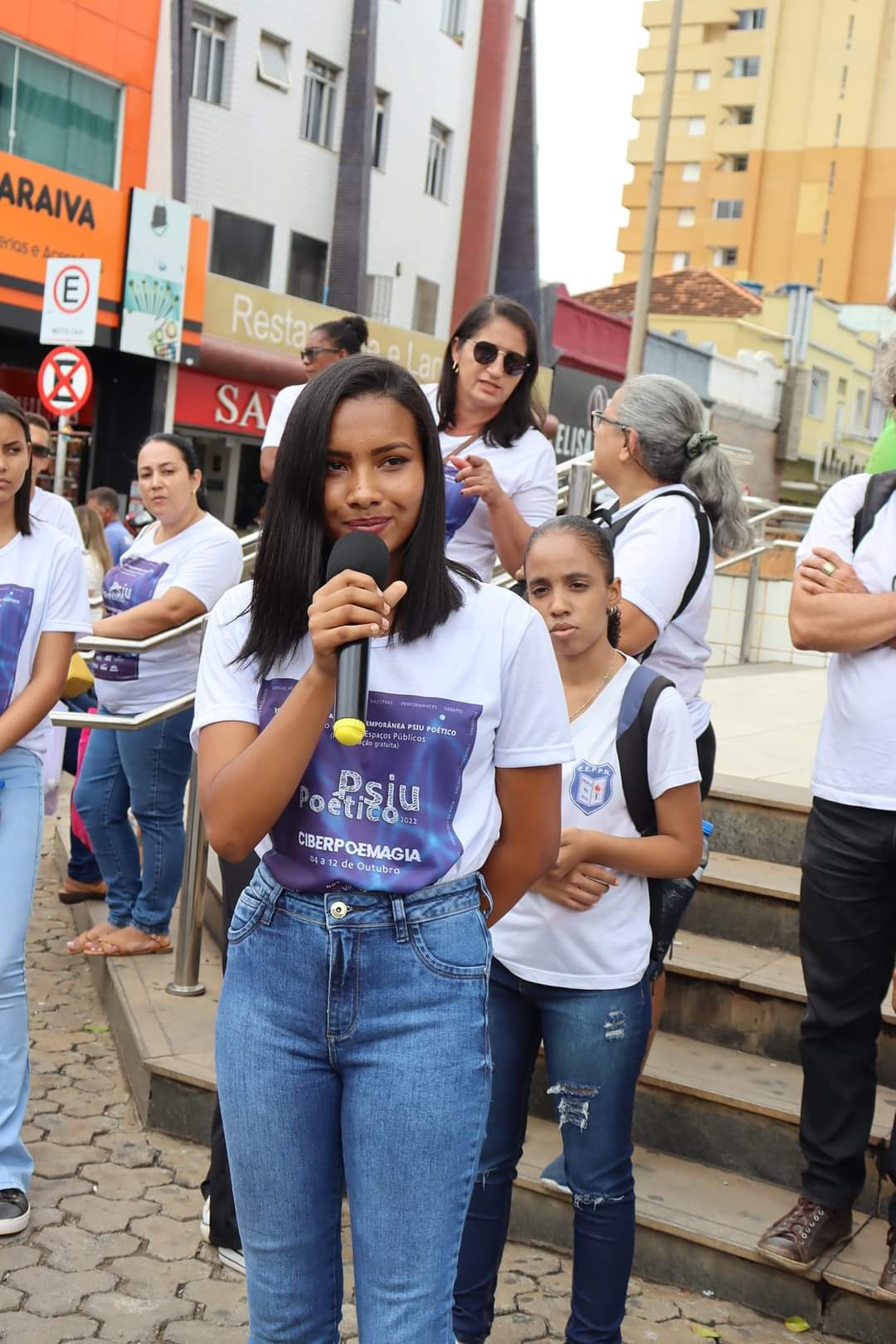 A experiência inédita de declamar poesia no meio da rua. Foto André Giusti