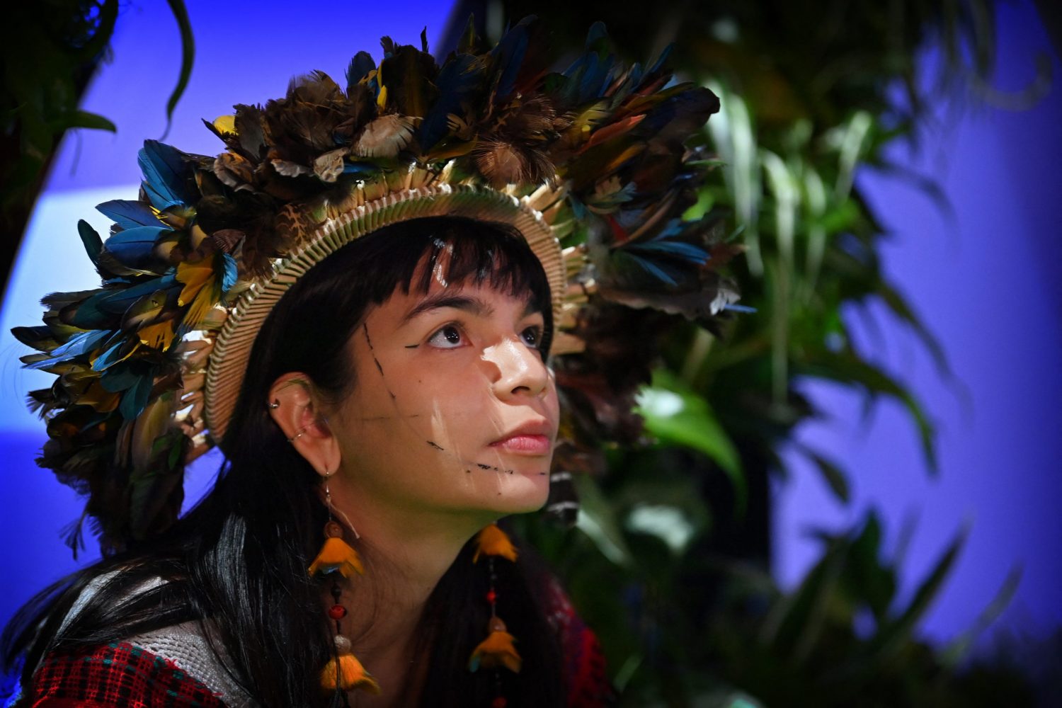 Foto Paul Ellis/AFP A líder indígena Txai Suruí: "Um candidato quer salvar a Amazônia e o outro quer queimar a Amazônia". Foto Paul Ellis/AFP