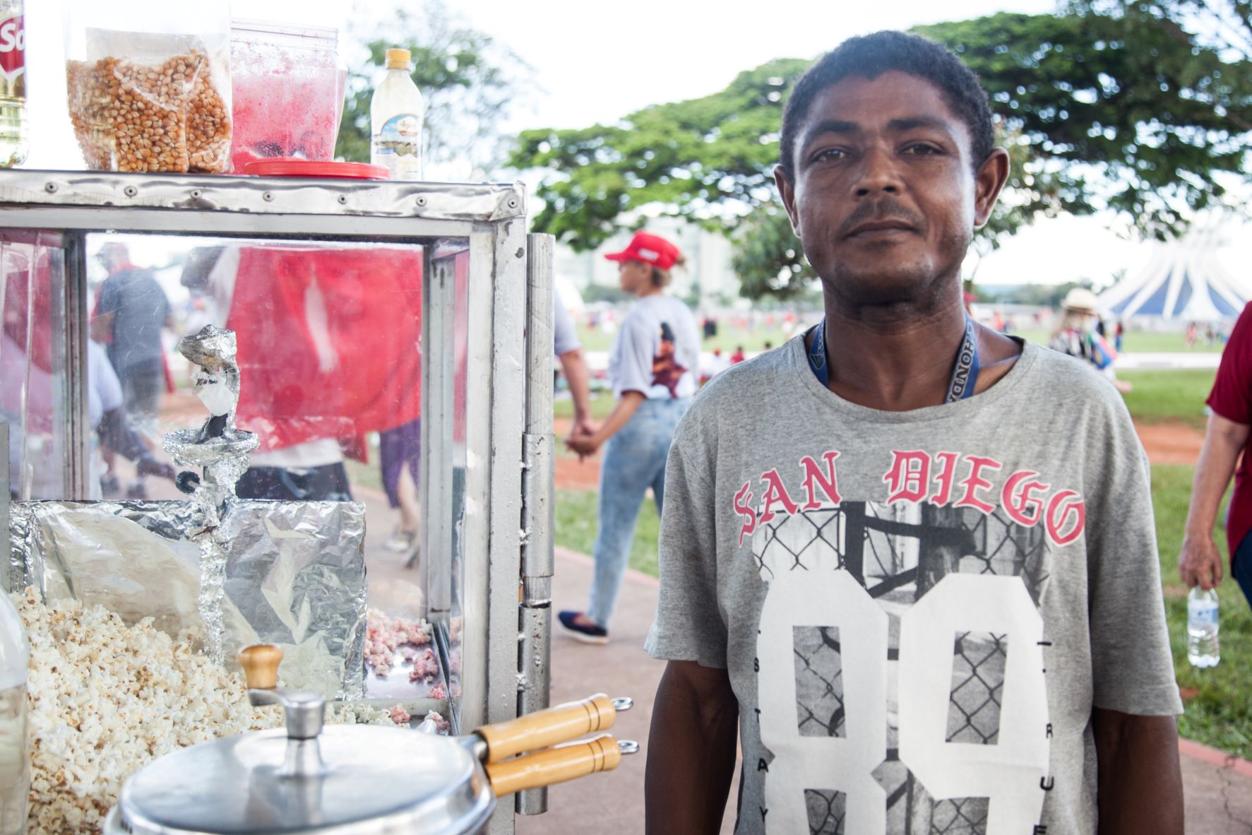 O pipoqueiro Ronaldo e sua carrocinha na Esplanada dos Ministérios: ambulantes sonham com dias melhores após a posse de Lula (Foto: Tatiana Reis)