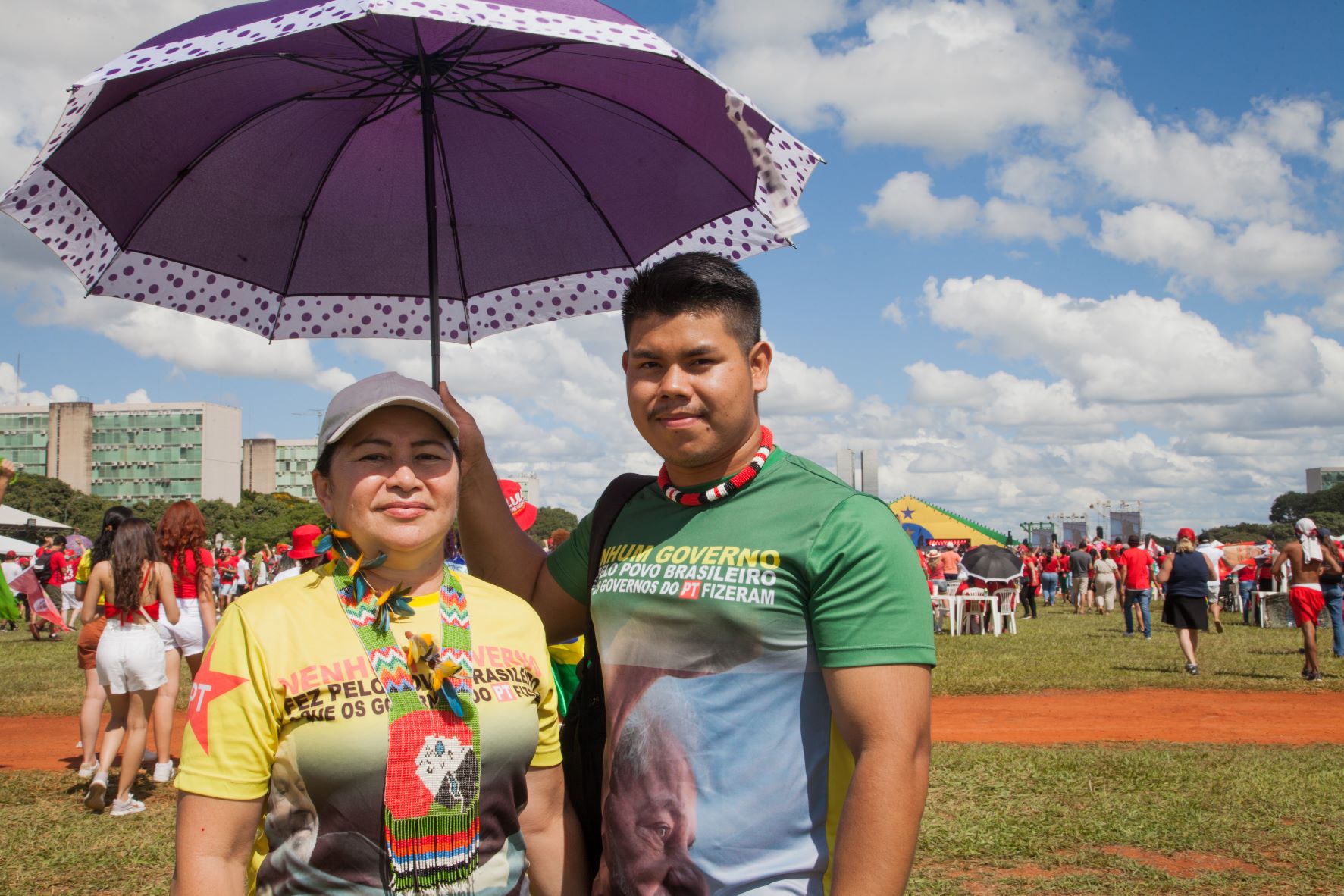 ntônia Gavião e o sobrinho Sadrak, da etnia Kaingang, de Roraima para Esplanada dos Ministérios: libertação após 522 anos de retrocesso e descaso em todos os sentidos (Foto: Tatiana Reis)