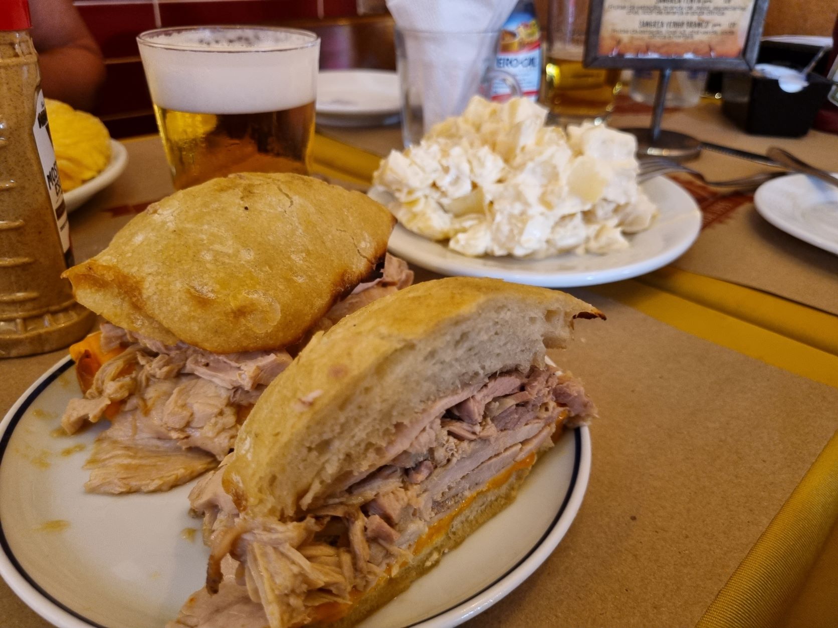 A combinação chope com sanduíche de pernil do Cervantes: bebida manteve qualidade mas o mesmo não vale para o sanduíche (Foto: Oscar Valporto)