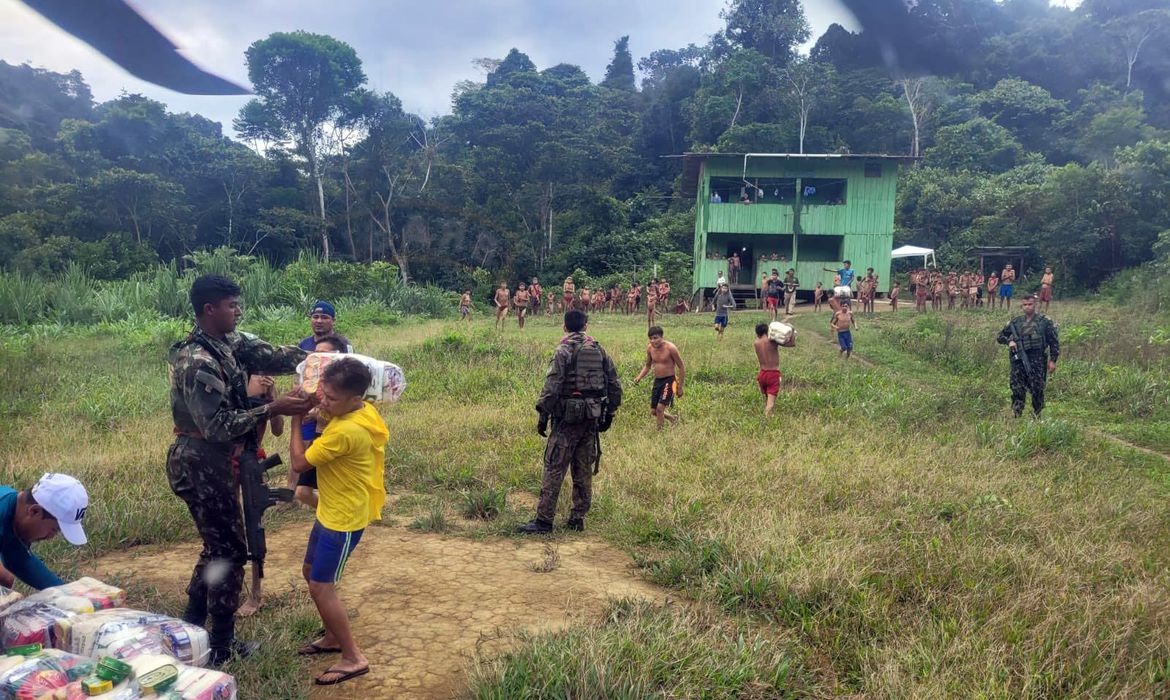Militares da Força Aérea entregam cestas básicas na Terra Indígena Yarnomami: Apib apresenta representação criminal contra Bolsonaro e Damares por genocídio (Foto: FAB/Agência Brasil)