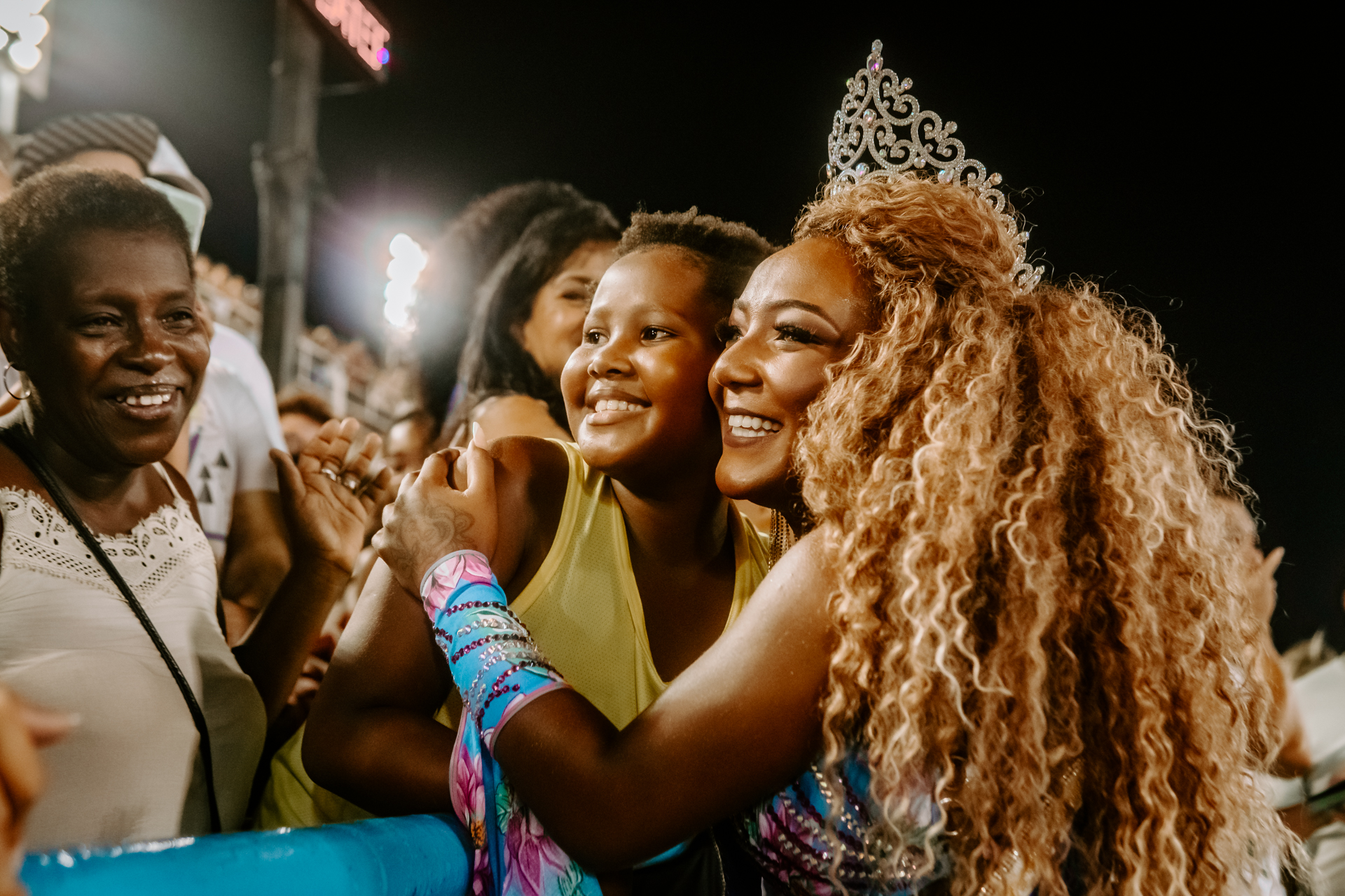 Com os súditos, na Passarela do Samba: sonho realizado. Foto Filipe Aires/Riotur