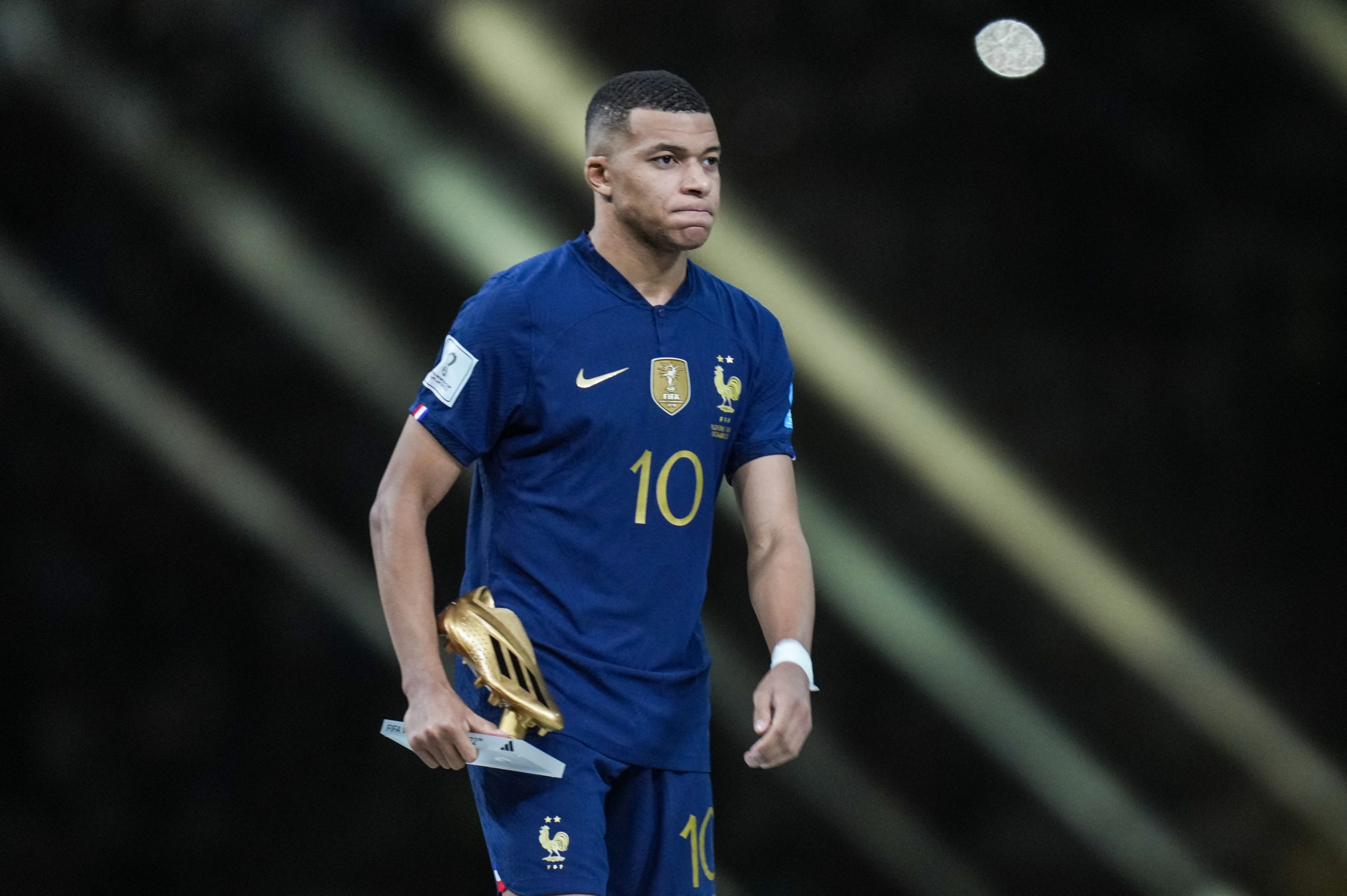 Mbappe: nem o artilheiro da Copa do Mundo, um dos jogadores mais caros celebridade planetária, escapa do racismo brasileiro. Foto Ayman Aref/NurPhoto/AFP