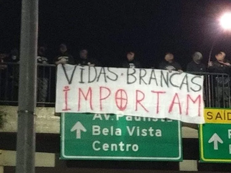 Em 2020, grupo de supremacistas brancos não identificado faz uma manifestação em São Paulo no Dia da Consciência Negra. Foto Reprodução da Internet