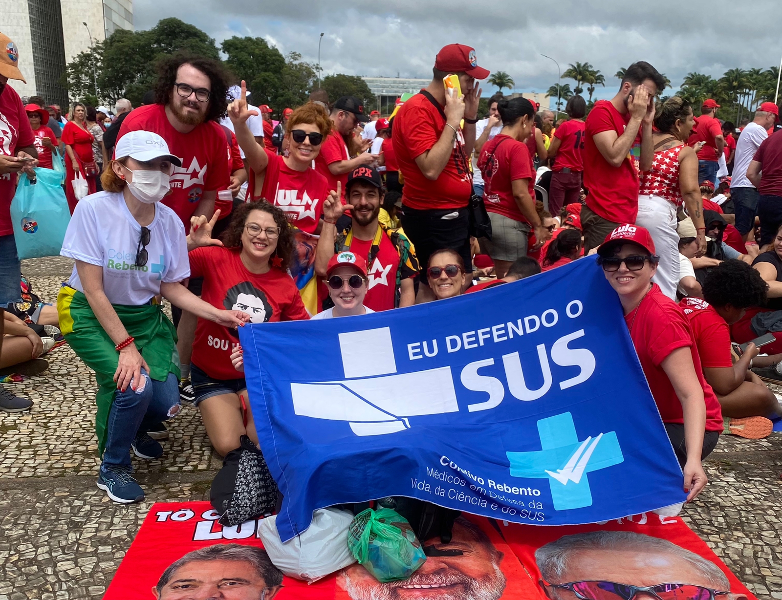 O casal de mineiros Raquel Alvarenga e Diogo Lisboa celebra com os amigos a posse do novo presidente. Foto Lauro Neto