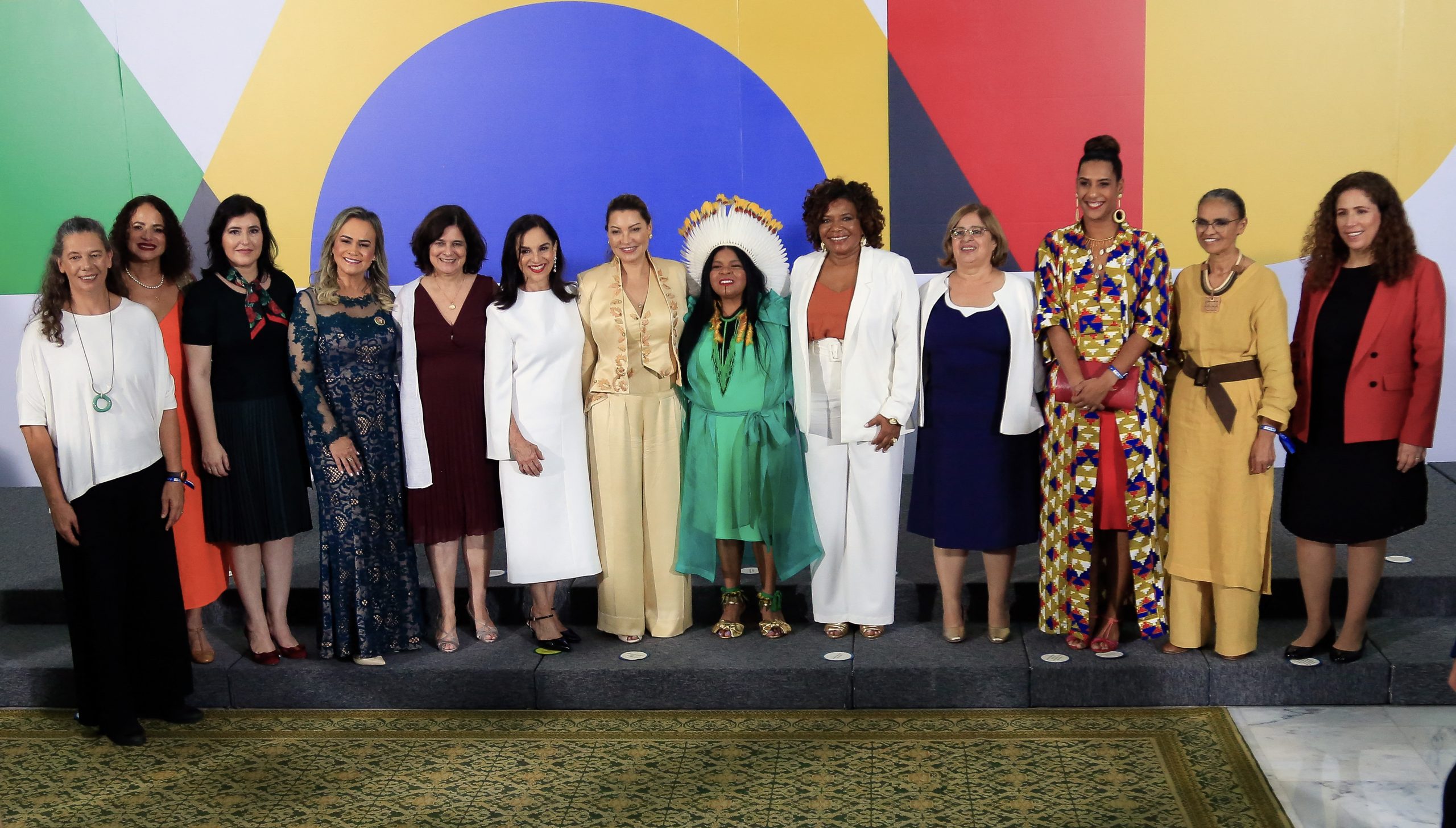 Foto Sérgio Lima/AFP A primeira-dama Rosangela 'Janja' da Silva e Lu Alckmin posam para a foto com as 11 mulheres do primeiro escalão do governo. Foto Sérgio Lima/AFP