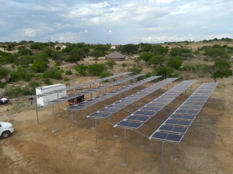 Sistema agrofotovoltaico: menos impacto no solo, mais água e produção alimentar ico logo após a sua implementação, em 2020, com a área ainda bastante degradada. Foto arquivo CCBA