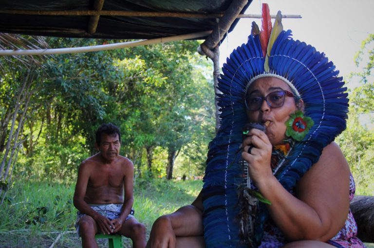 A cacica Valquíria na ocupação: indígenas urbanos de diferentes etnias unidos na luta pela terra em Pernambuco (Foto: Adriano Alves)