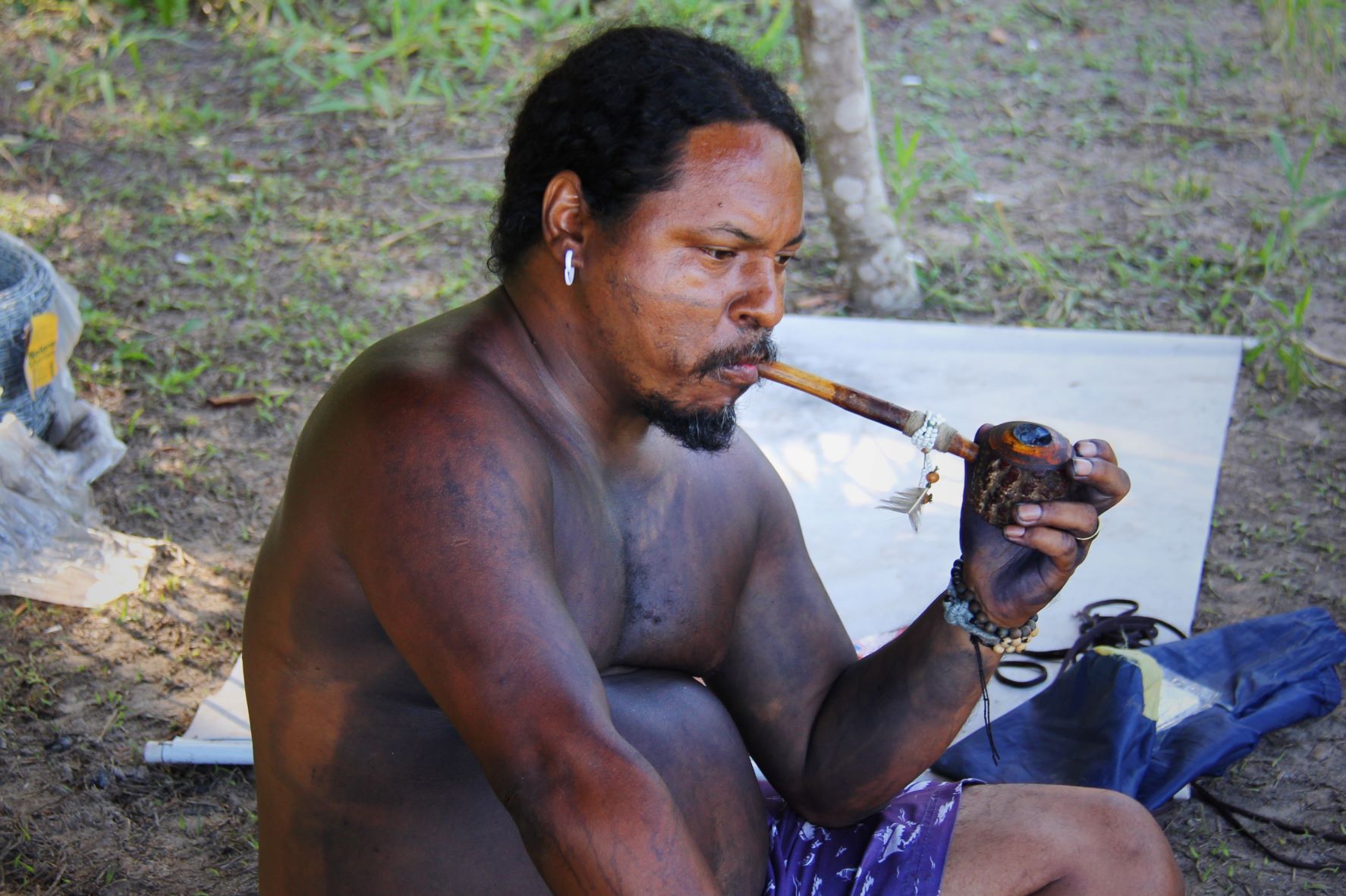 O pajé Juruna com seu cachimbo: 'nosso povo passou muito tempo proibido de falar a língua e praticar os rituais' (Foto: Adriano Alves)