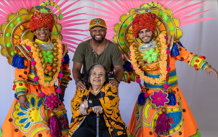 Os carnavalescos Rosa Magalhães e João Vítor Araújo com as fantasias da Paraíso do Tuiuti: história do boi e da lenda da chegada dos búfalos na Ilha de Marajó no enredo para celebrar o Pará e o Brasil (Foto: Eweton Pereira)