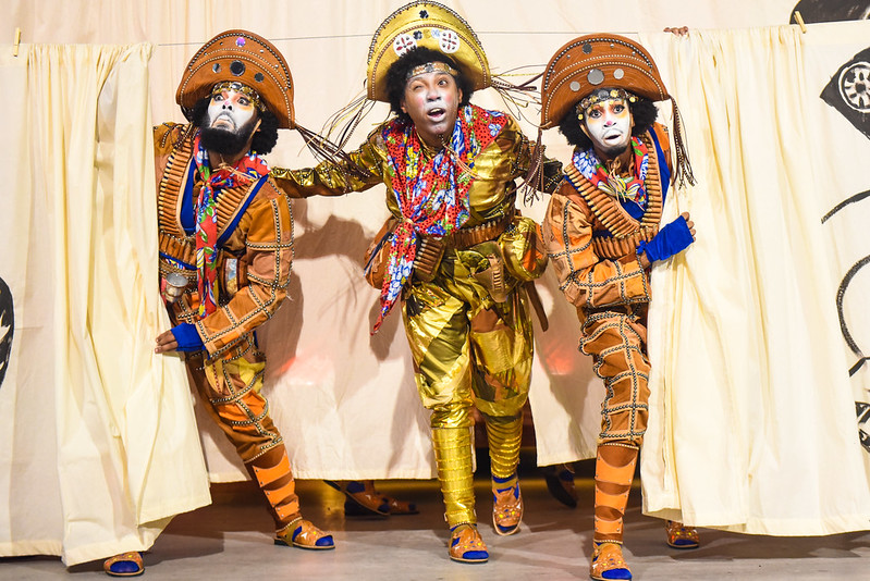 Atmosfera mamulengueira na Imperatriz: lençóis como cortinas de um teatro (Foto: Diego Mendes/Rio Carnaval)