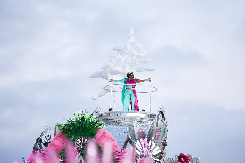 Margareth Menezes em carro alegórico da Mangueira: enredo sobre cortejos afro foi metalinguagem sobre desfiles (Foto: Diego Mendes/RioCarnaval)