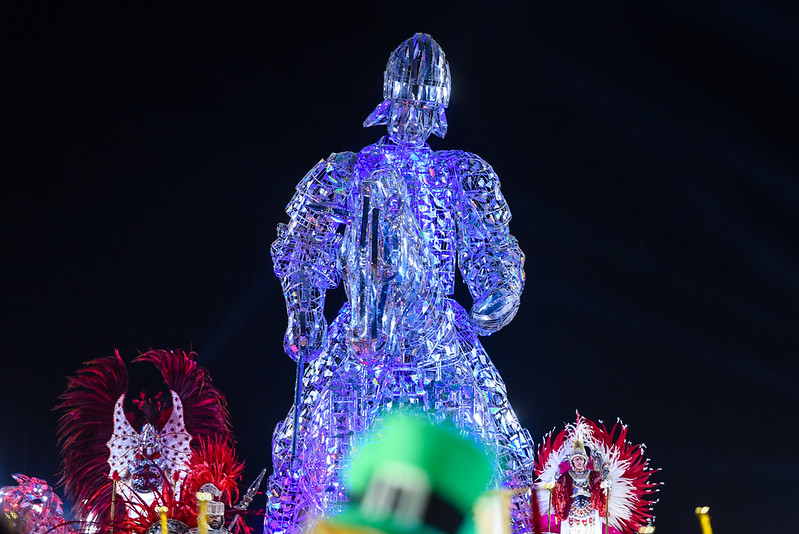 O São Jorge do desfile da Vila Isabel: olhar da plateia atravessa alegoria (Foto: Diego Mendes/Rio Carnaval)