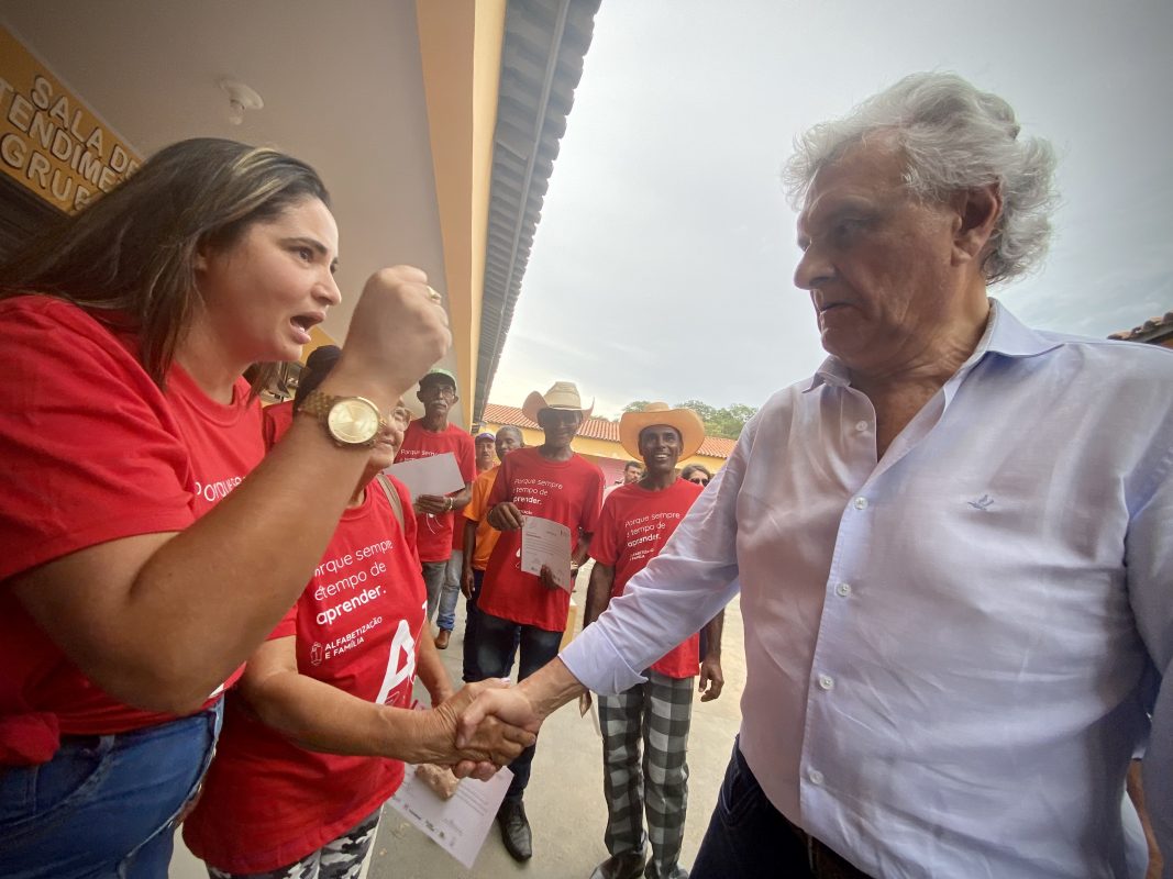 A professora Andreia Lima cobra melhorias nas estradas ao governador Ronaldo Caiado após a formatura (Foto: Divulgação/Arthur Monteiro)