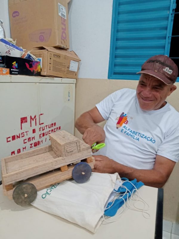 In memorian: Clíndio Ferreira se formou no ensino fundamental, mas morreu antes de receber o diploma (Foto: Divulgação)
