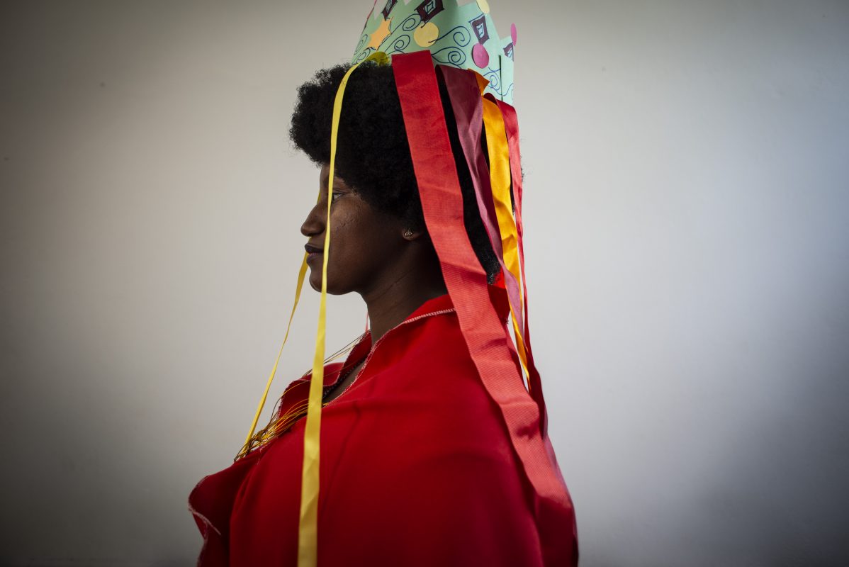 Potência: ex-aluna do Telecurso, a professora Dominga Rosa, representa a Rainha dos festejos Kalunga em atividade de formação (Foto: Divulgação/Arthur Monteiro)