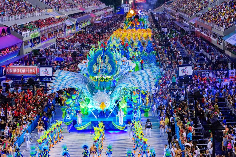 A abertura do desfile "Guajupiá, terra sem males", da Portela em 2020: mensagem poderosa pelo planeta criada pelo casal Márcia e Renato Lage. Foto Fernando Grilli/Riotur