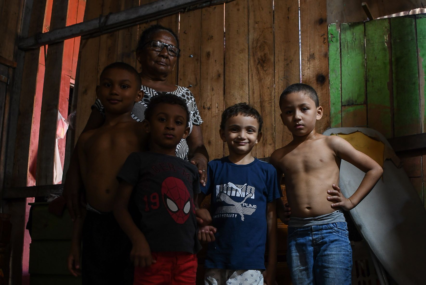 Raimunda Craveiro, 87 anos, com quatro de seus bisnetos: alimentação garantida pelas quentinhas do "Almoço de Jurunas" (Foto: João Paulo Guimarães)
