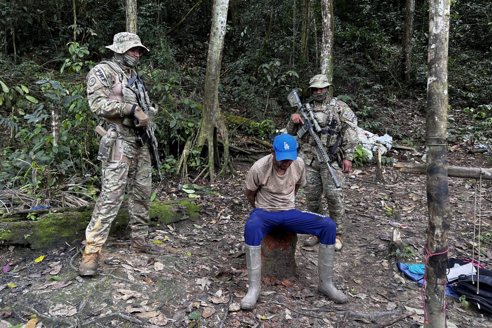Foto Alan Chaves/AFP Fiscais do Ibama e policiais federais prendem garimpeiro ilegal em Roraima. Foto Alan Chaves/AFP