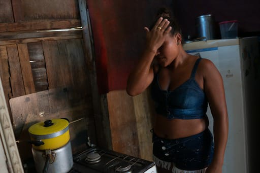 Vivian da Silva Borges tem 23 anos e mora com os três filhos no Parque das Missões, em Caxias: "Já passei muitos perrengues, sem trabalho e sem comida, mas agora melhorou um pouco porque comecei a fazer trancinhas e consigo dinheiro pro pão, leite, mistura e carne". Foto João Roberto Ripper.