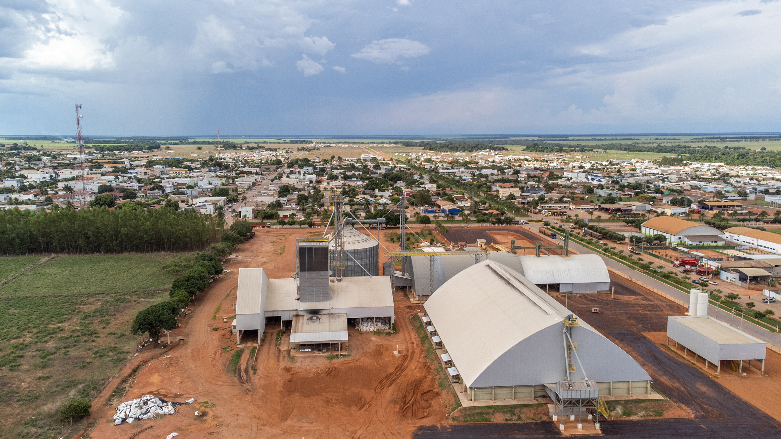 Um silo, que armazena a produção de soja do entorno, se destaca na entrada de Querência. Foto Flávia Milhorance/Diálogo Chino