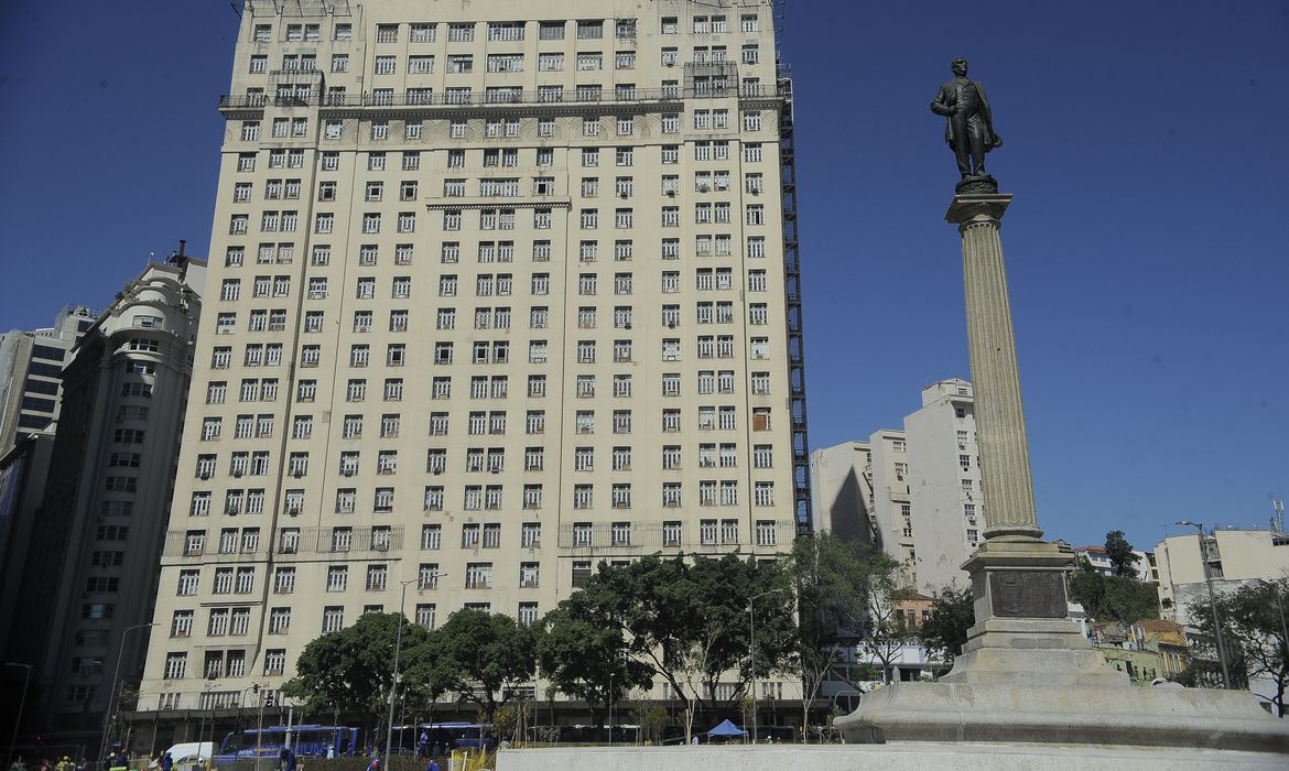 Edifício A Noite ao lado da estátua do Barão de Mauá: venda de prédio histórico e tombado traz esperança de ocupação por moradias ou hotel (Tânia Rêgo/Agência Brasil)