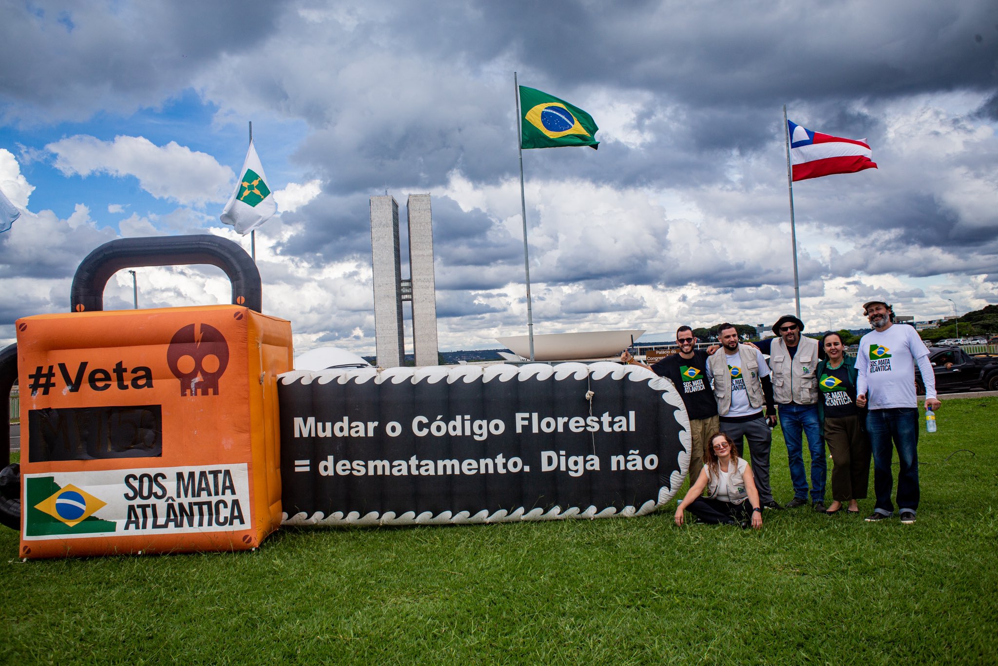 Protesto em frente ao Congresso contra o novo texto da MP aprovado na Câmara: ameaças à implantação do Código Florestal e à preservação da Mata Atlântica (Foto: SOS Mata Atlântica)