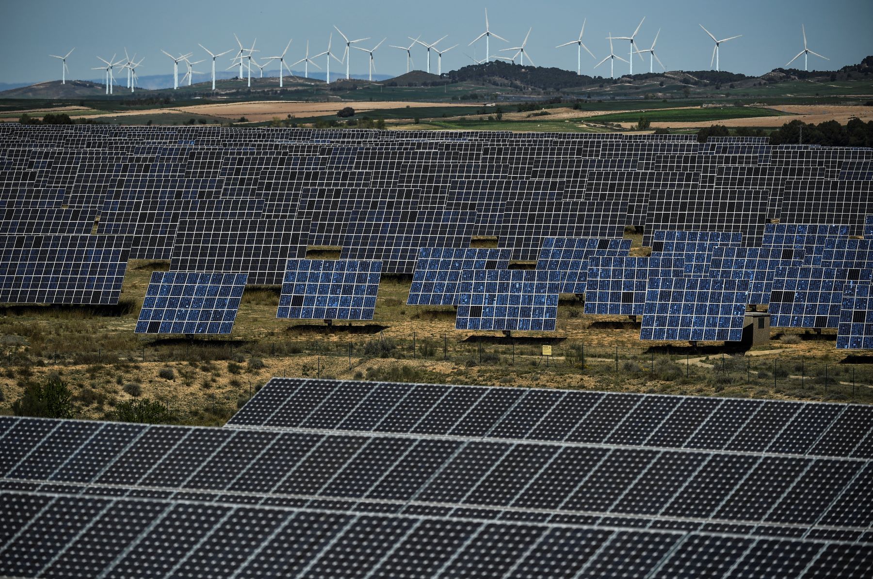 Painéis solares e geradores de energia eólica na Espanha: fontes renováveis chegaram a 12% da eletricidade produzida no mundo (Foto: Ander Gillenea / AFP)