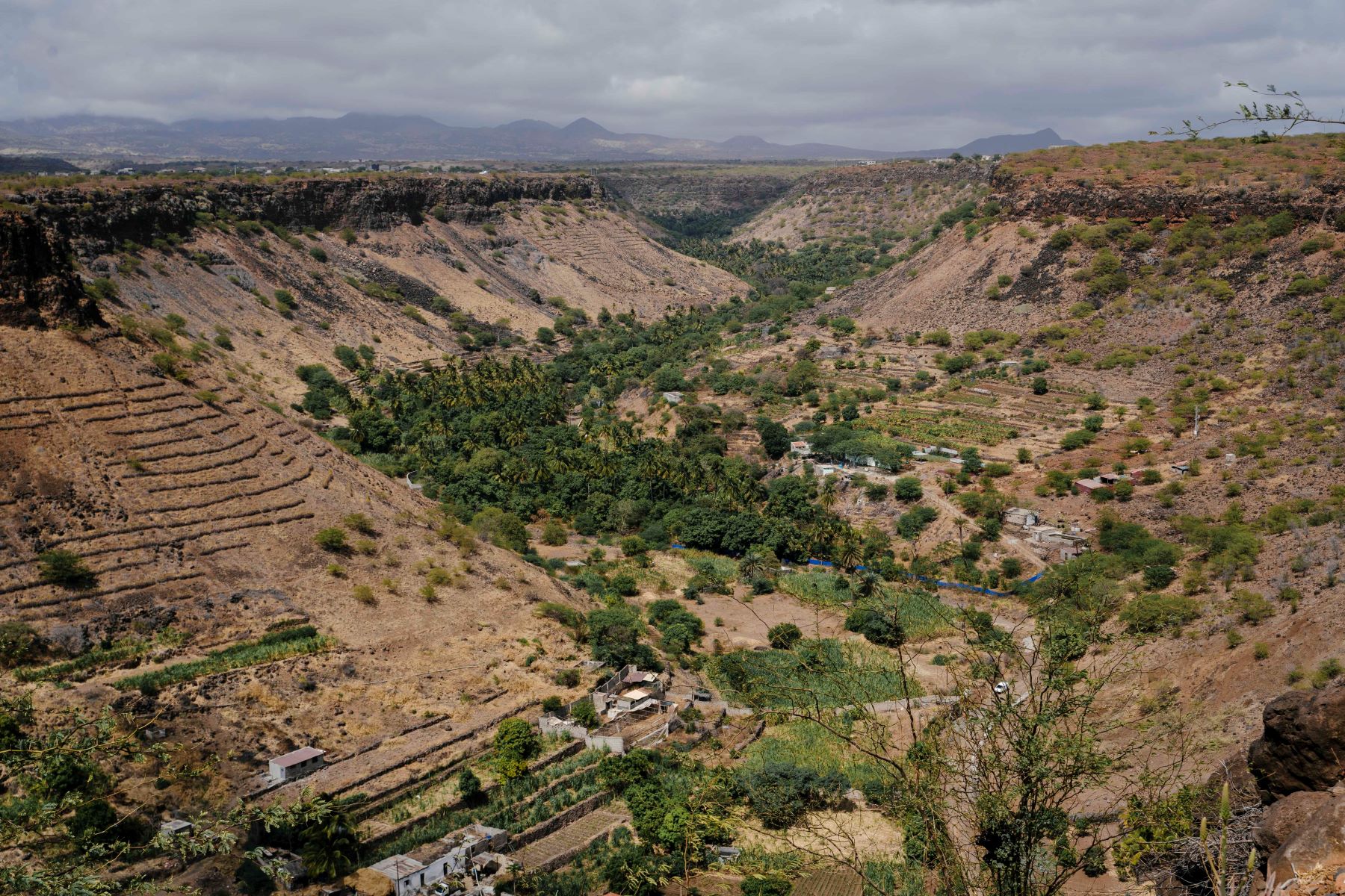 Paisagem seca em área agrícola em Cabo Verde: país africano entre crise hídrica enquanto população de favelas e periferias do Brasil sofre com chuvas extremas (Foto: Carmen Abdo Ali / AFP = 10/02/2