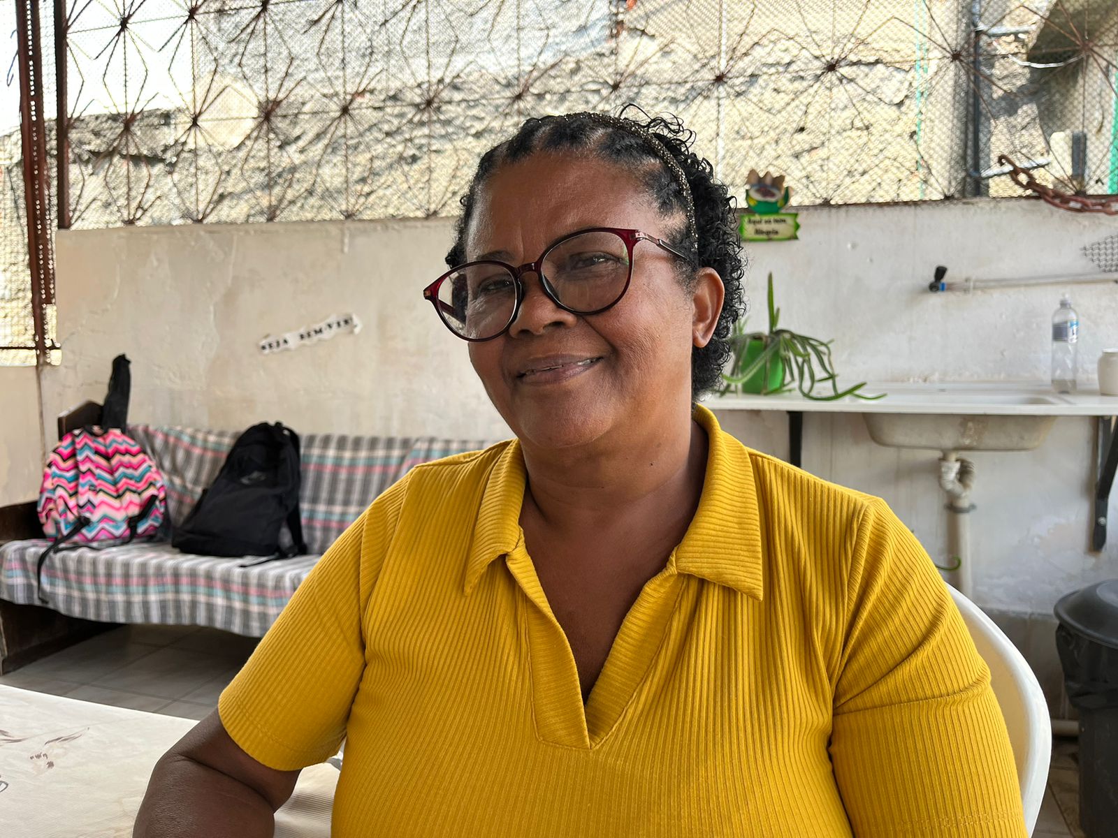 Arléia foi de atendida pelo projeto a voluntária da Casa Mãe Mulher: disposição para ajudar (Foto: Caroline Rocha)