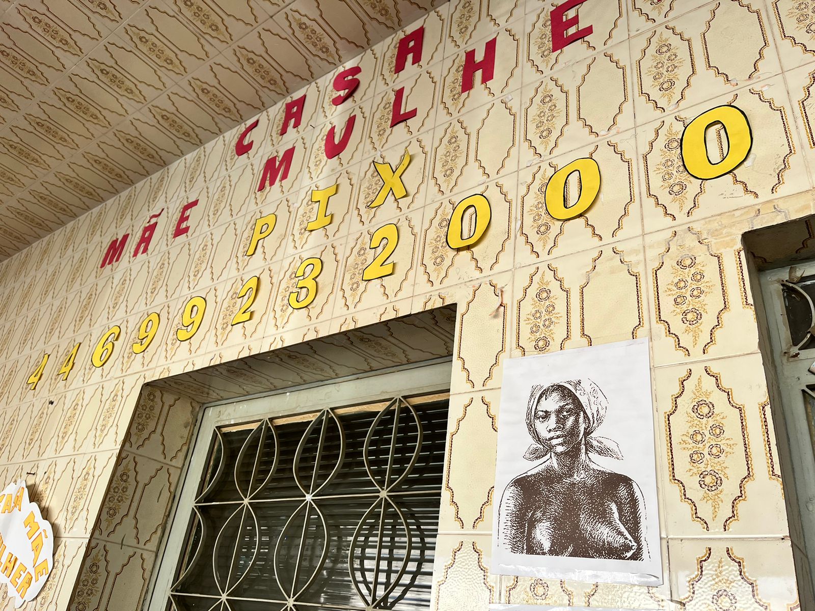 Imagem de Dandara, guerreira do Quilombo dos Palmares, nas paredes da Casa Mãe Mulher: para a fundadora Sandra, projeto tem características dos quilombos (Foto: Caroline Aguiar)