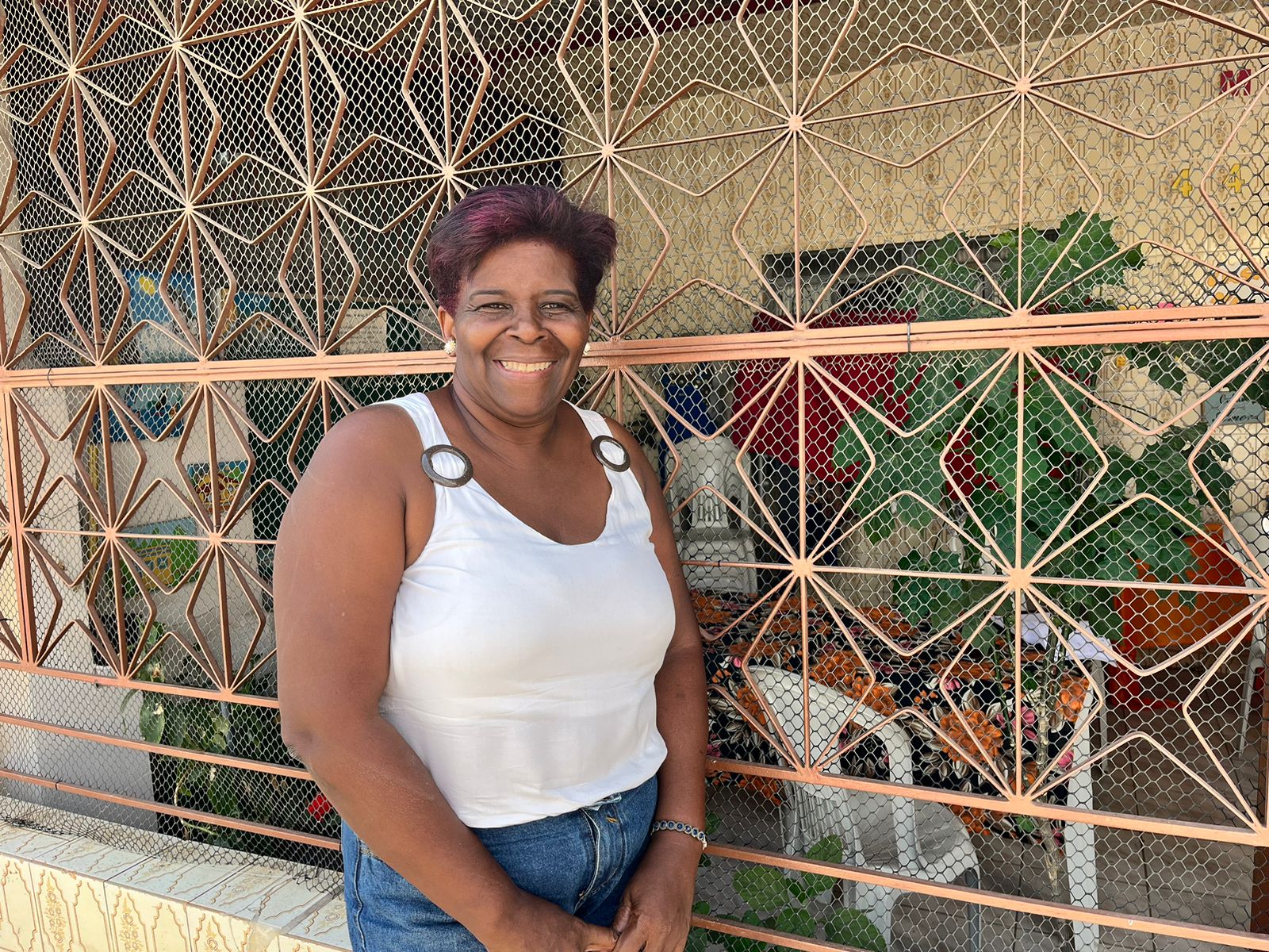 Sandra Santos, na Casa Mãe Mulher, faz críticas ao sistema: "Se quisessem realmente ressocializar o adolescente, seria tudo conforme o Estatuto da Criança e do Adolescente. Teria que ser conforme as leis, com o adolescente perto de casa e com educação" (Foto: Caroline Rocha)