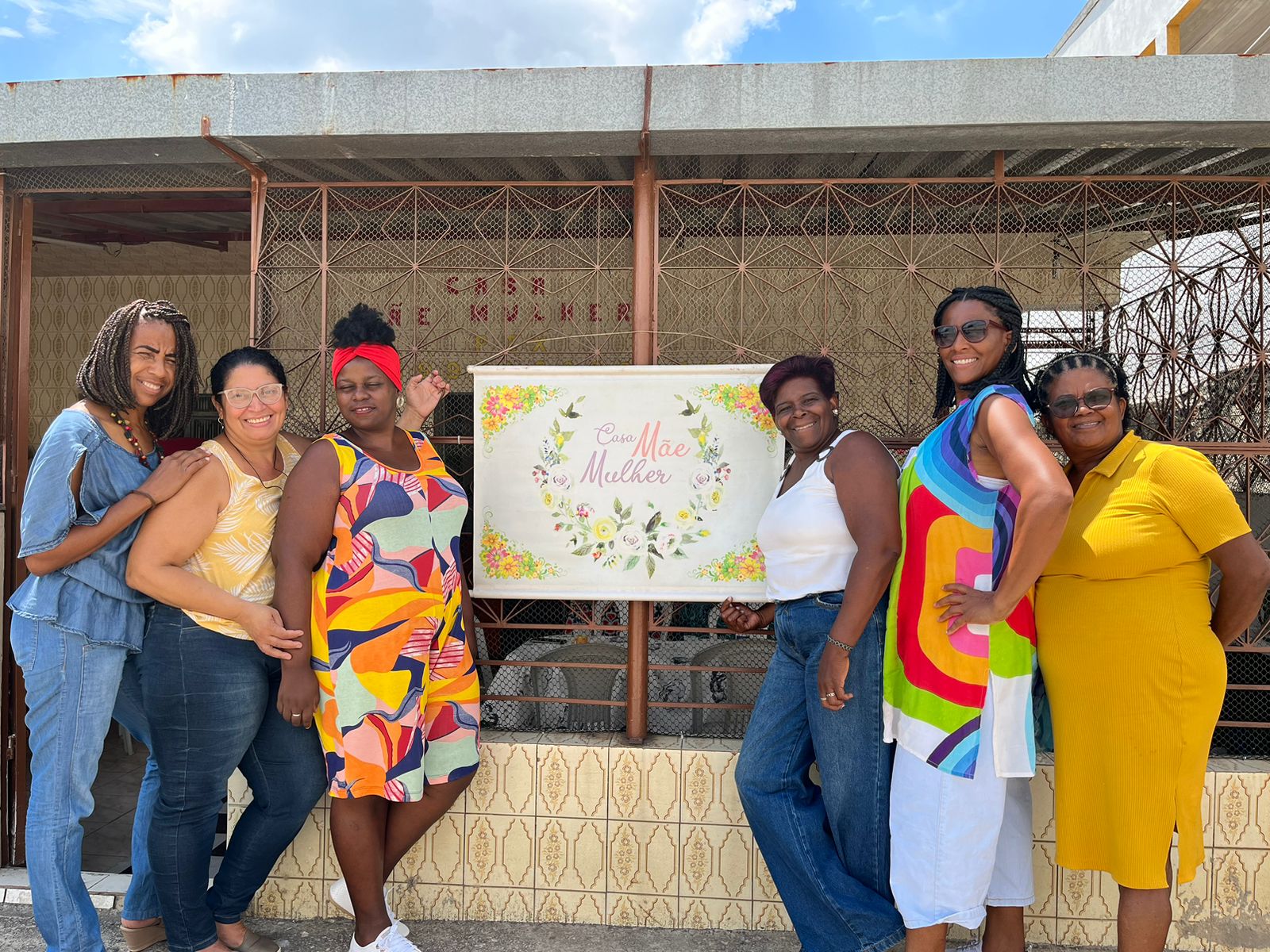 Sandra (de blusa branca) com as voluntárias da Casa Mãe Mulher: nos planos, oferecer cursos de crochê, pintura, artesanato e confeitaria e conseguir um sítio para encontro das mulheres atendidas pelo projeto (Foto: Caroline Aguiar)