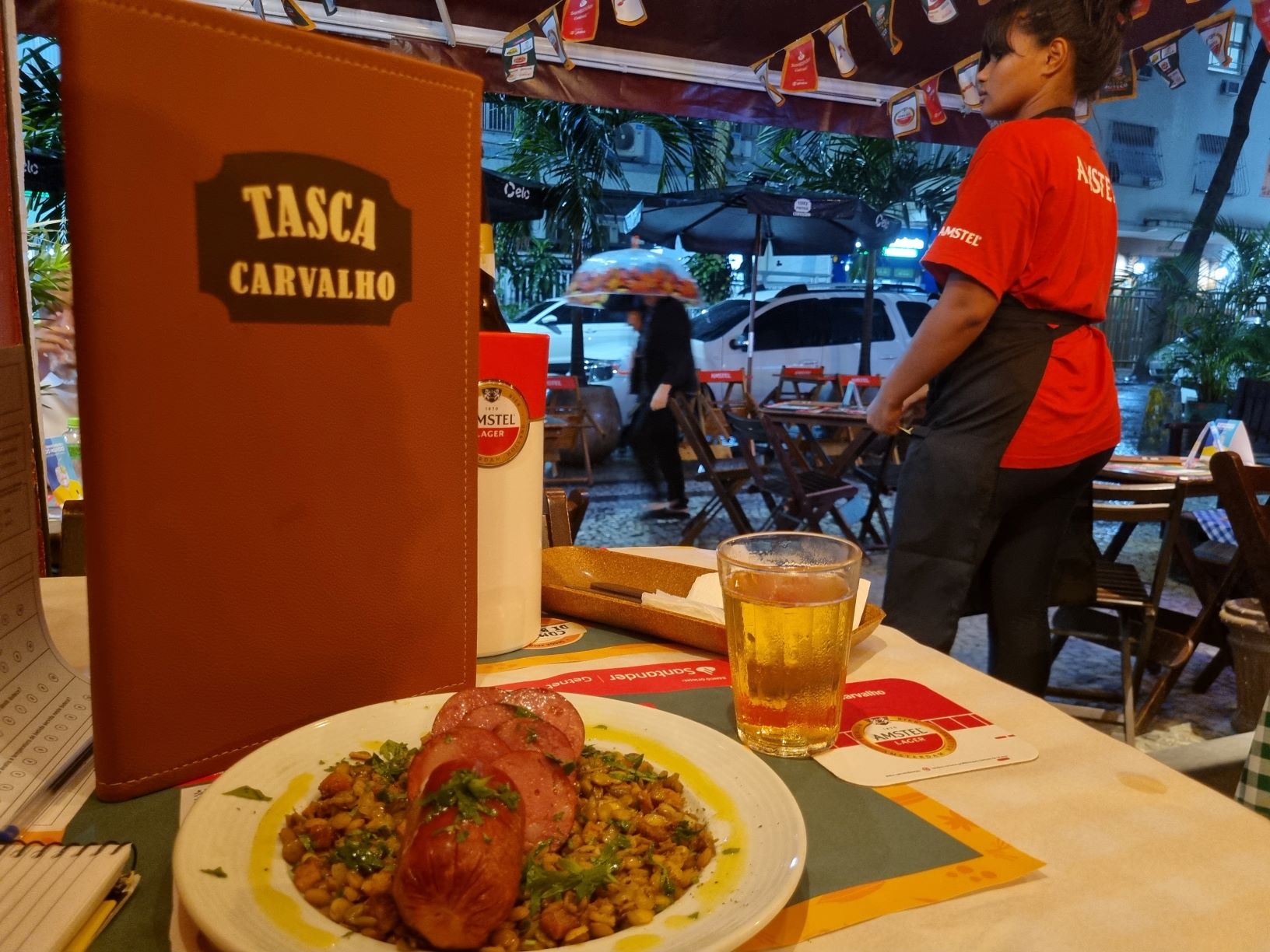 Linguiça cercada de lentilhas na Tasca Carvalho, em Copacabana: todos os caminhos levam ao botequim, principalmente durante o Comida di Buteco (Foto: Oscar Valporto)