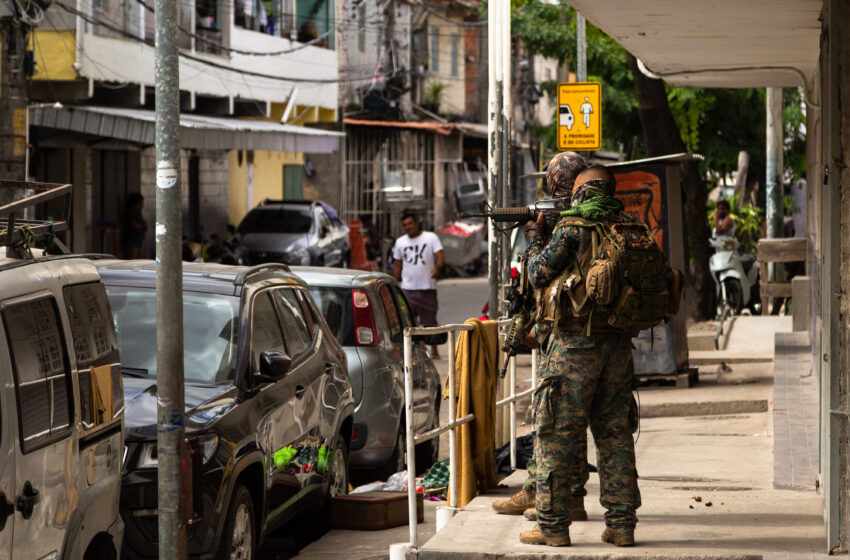 Policiais militares em operação no Complexo da Maré: quatro operações em abril levaram pânico às comunidades, deixaram milhares de estudantes sem aula e afrontaram decisão do STF (Foto: Patrick Marinho / Maré de Notícias - 26/04/2023)