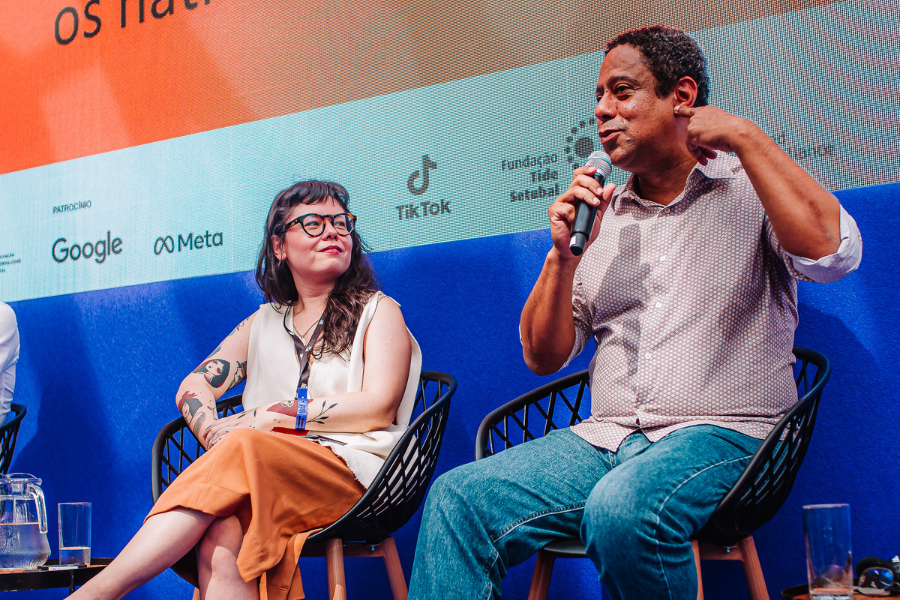 Orlando Silva, ao lado da jornalista Tai Nalon: ‘PL das Fake News pretende modificar o regime de responsabilidade das empresas, que é o núcleo do problema’ (Foto: Any Duarte / Festival 3i)