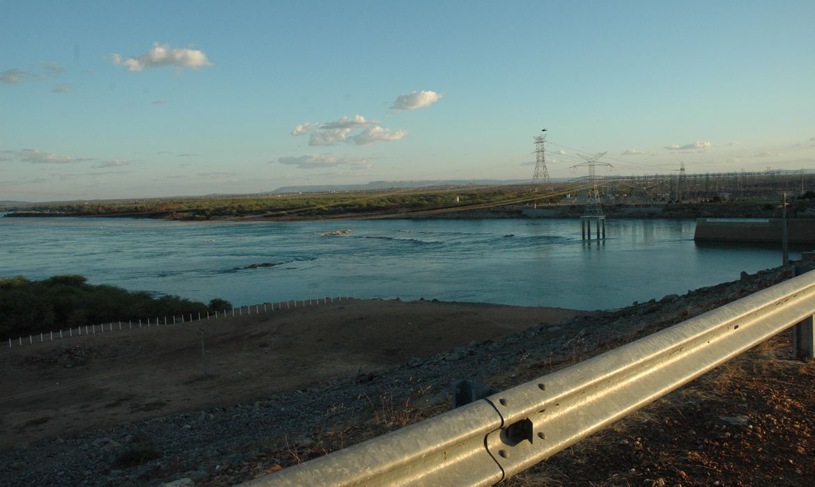 Hidrelétrica de Sobradinho com nível por conta da estiagem: Crise climática ameaça produção de energia elétrica no Brasil (Foto: Chesf / Divulgação)