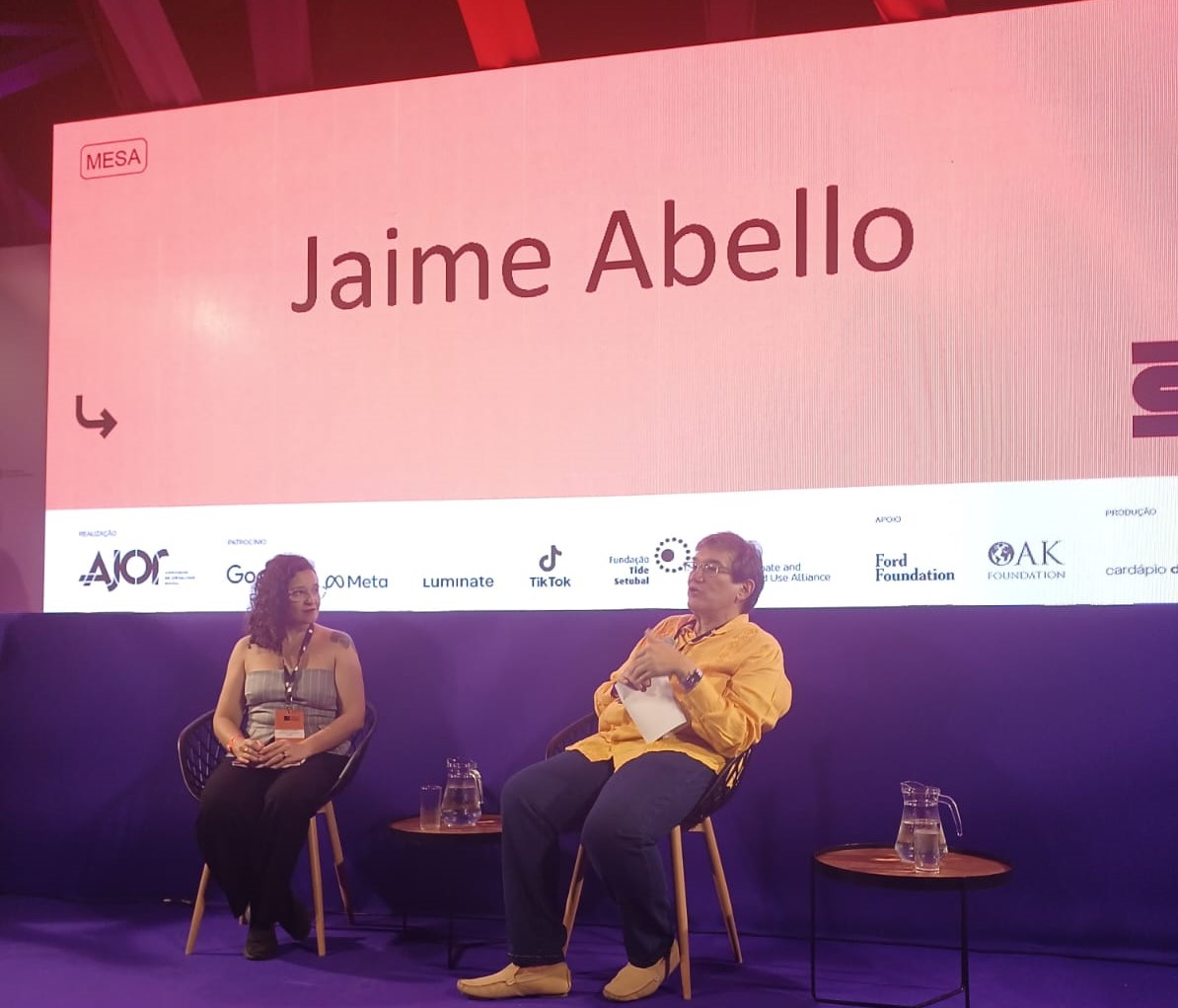 Ao lado de Natália Viana, presidente da Ajor, Jaime Abello defendeu importância do financiamento de veículos digitais e a necessidade de políticas públicas éticas e transparentes de apoio ao jornalismo latino-americano (Foto: Festival 3i / Divulgação)