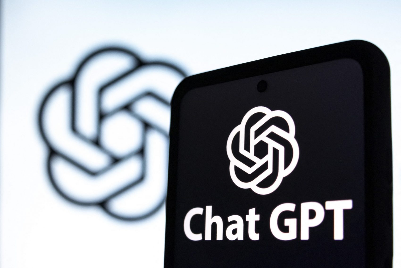 Lançado em novembro de 2022 pela OpenAI, o ChatGPT é um assistente virtual inteligente programado para usar dados e fatos objetivos em suas respostas. Foto NurPhto via AFP