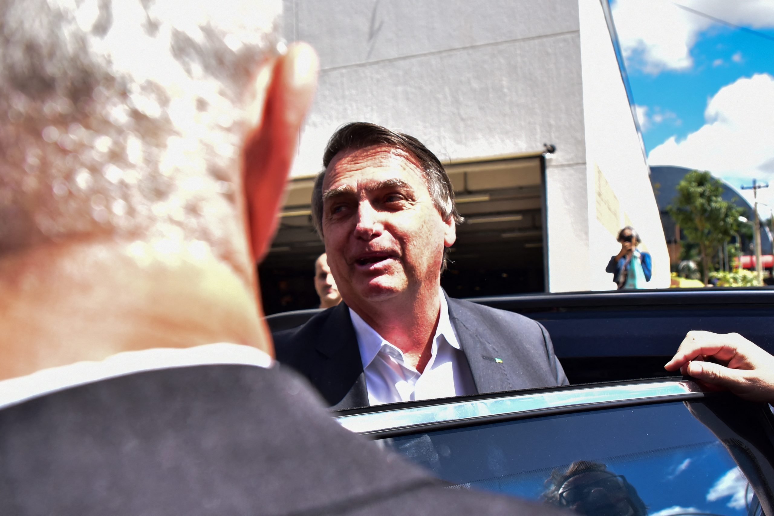 O ex-presidente Jair Bolsonaro fala com a imprensa ao deixar a sede da Polícia Federal, em Brasília, onde foi prestar depoimento sobre os atos antidemocráticos de 8 de janeiro. Foto Ton Molina/AFP
