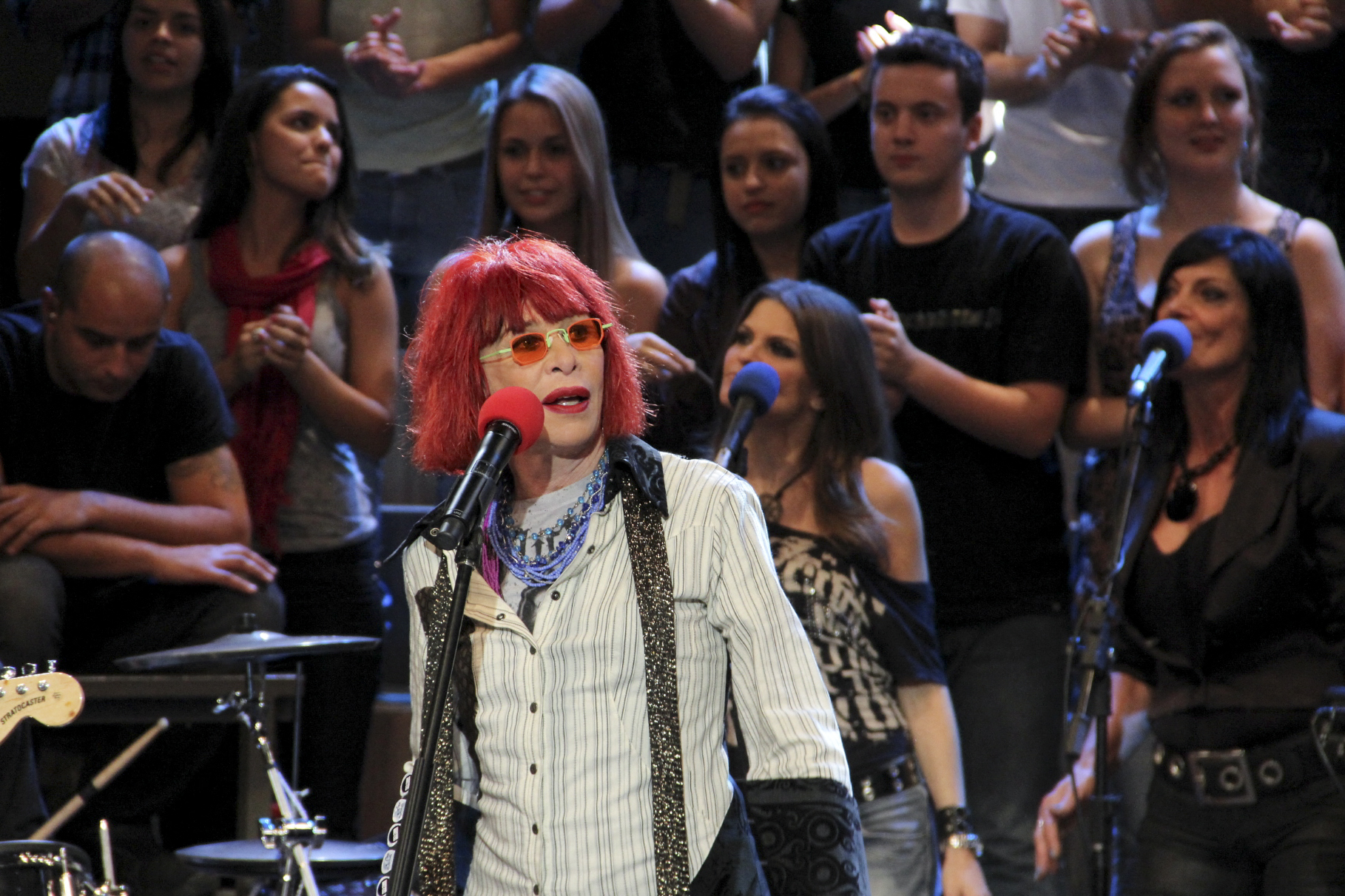 Rita Lee, em 2012, se apresentando durante o show de Serginho Groisman, em São Paulo. Foto Marcos Mazini/TV Globo via AFP