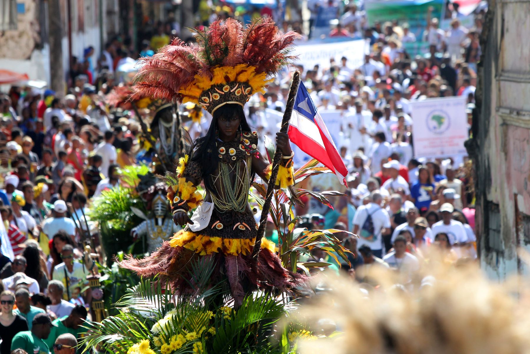 Multidão acompanha imagem da cabocla, representando a presença feminina na luta pela Independência na Bahia, no desfile cívico de 2 de Julho: mais visibilidade nos últimos anos (Foto: Camila Souza / Governo da Bahia - 02/07/2017)
