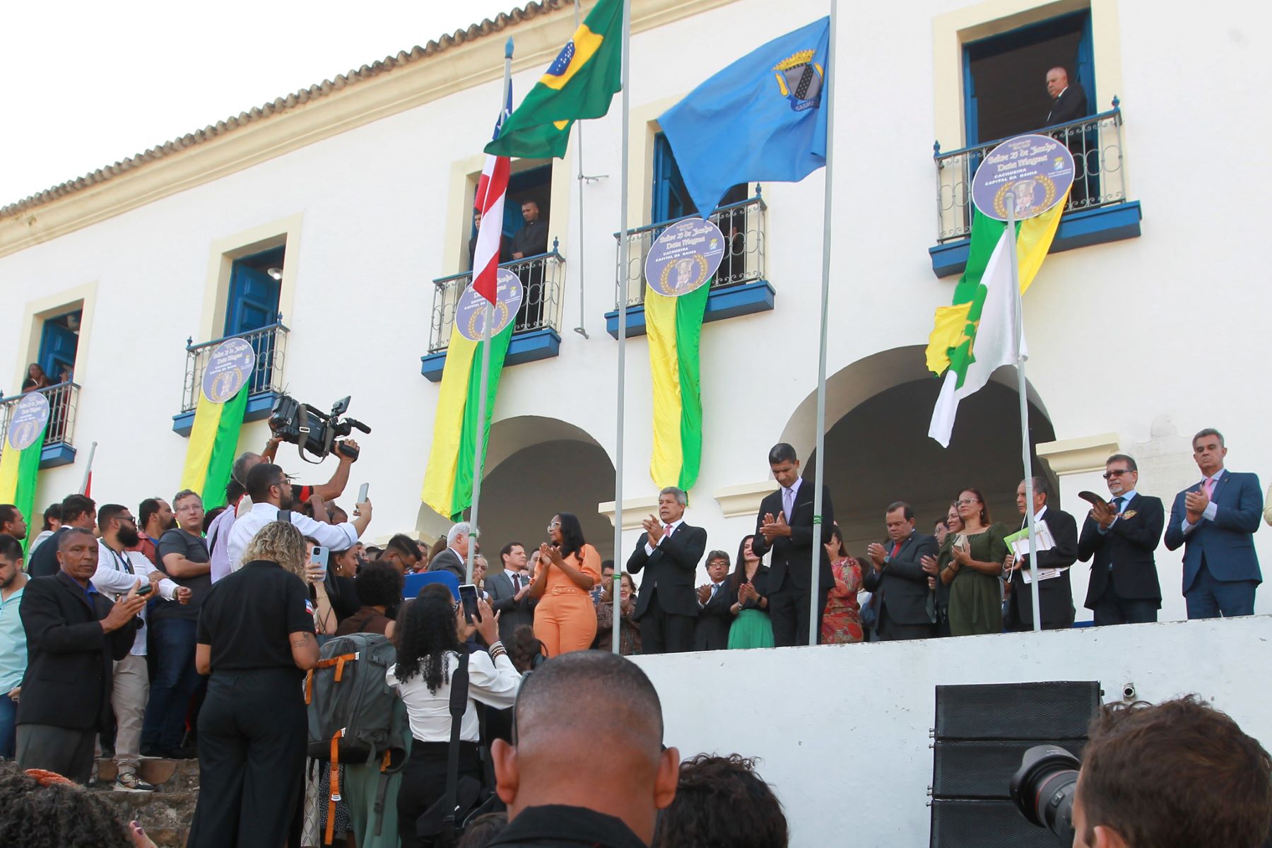 O governador Jerônimo Santana na solenidade de transferência da capital para Cachoeira em frente à Câmara Municipal: edificação do século XVIII, tombada do Iphan, foi palco da organização pela luta da Independência na Bahia (Foto: Feijão Almeida / Governo da Bahia - 25/06/2023)