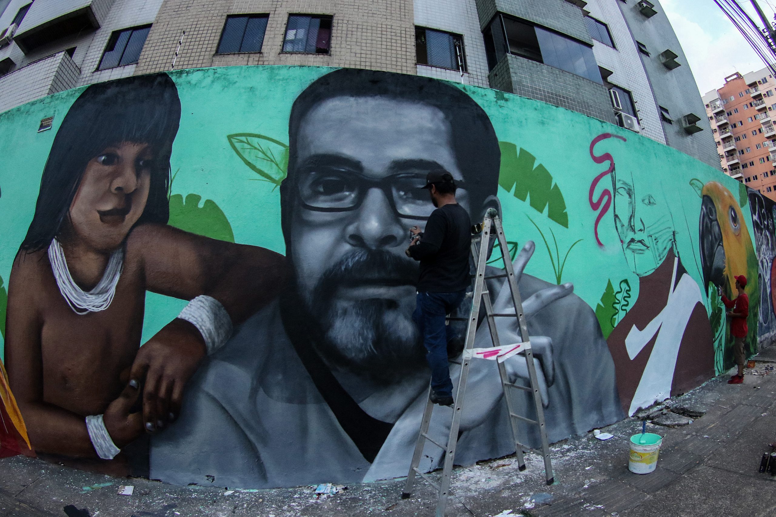 Em Belém, no Pará, o artista plástico And Santtos trabalha no mural de 152 metros quadrados em homenagem ao jornalista britânico Dom Phillips e ao especialista em assuntos indígenas Bruno Pereira. Foto Cristino Martins/AFP