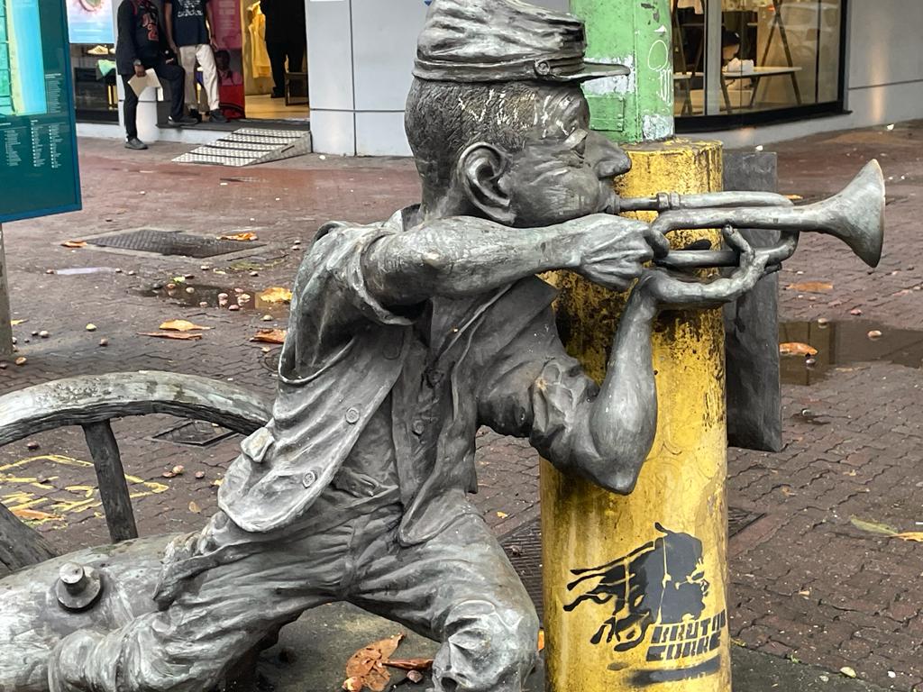 Estátua do corneteiro da Batalha de Pirajá, nas esquinas da Garcia D`Ávila com a Visconde de Pirajá, em Ipanema. Foto Agostinho Vieira