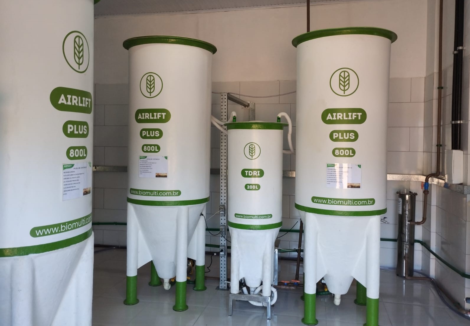 Adubos biológicos da biofábrica da Fazenda Chiapetta para serem utilizados na lavoura: transição para agricultura regenerativa (Foto: Dionathan Rigo)